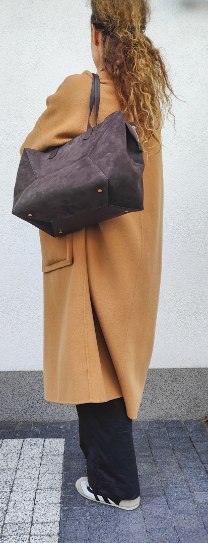 Zamszowy shopper w czekoladowym kolorze