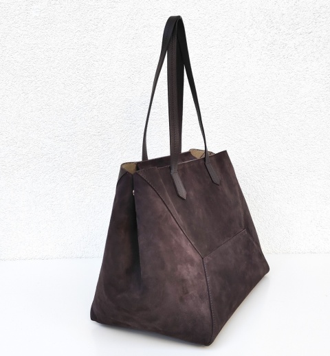 Zamszowy shopper w czekoladowym kolorze