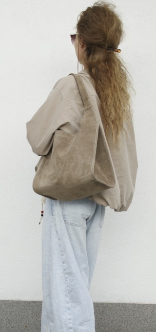 Modny zamszowy beżowy shopper taupe