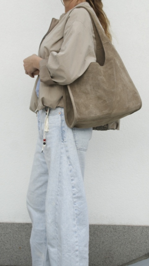 Modny zamszowy beżowy shopper taupe