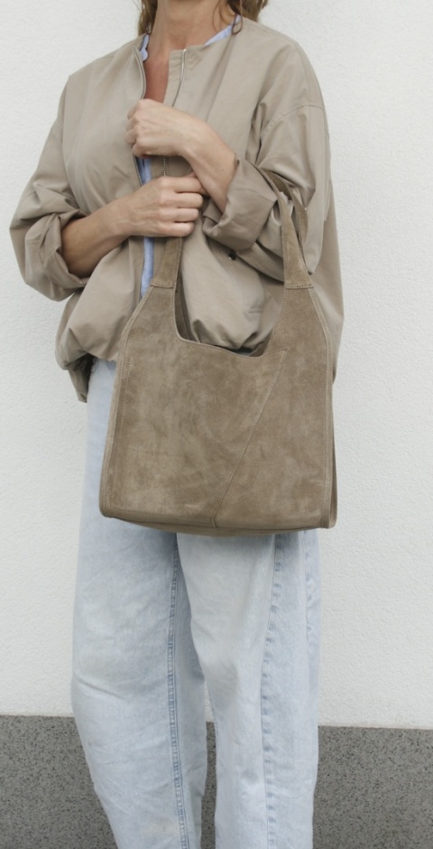 Modny zamszowy beżowy shopper taupe