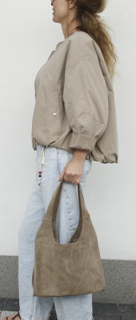 Modny zamszowy beżowy shopper taupe