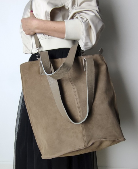 Zamszowa torebka shopper skórzana Vera Pelle beżowa taupe do pracy szkoły