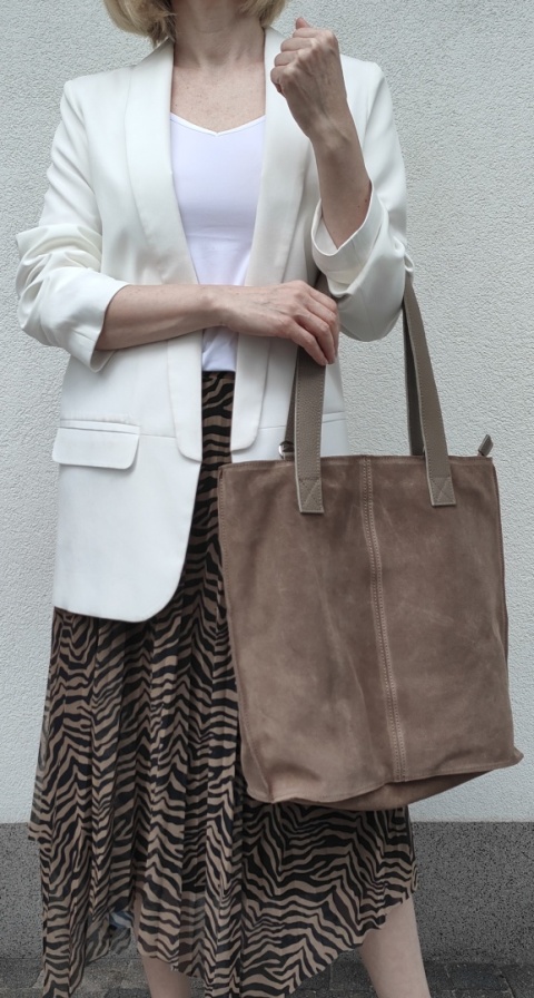 Zamszowa torebka shopper skórzana Vera Pelle beżowa taupe do pracy szkoły