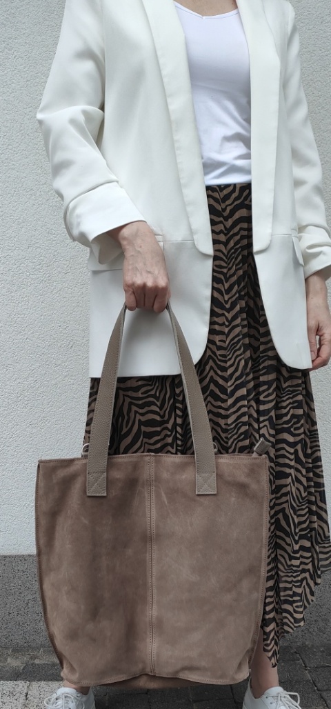 Zamszowa torebka shopper skórzana Vera Pelle beżowa taupe do pracy szkoły
