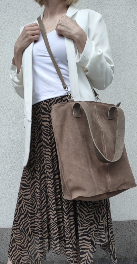 Zamszowa torebka shopper skórzana Vera Pelle beżowa taupe do pracy szkoły